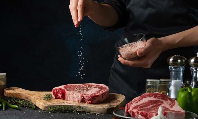 بهترین زمان اضافه کردن نمک معدنی برای پخت گوشت | کارنیکا استور