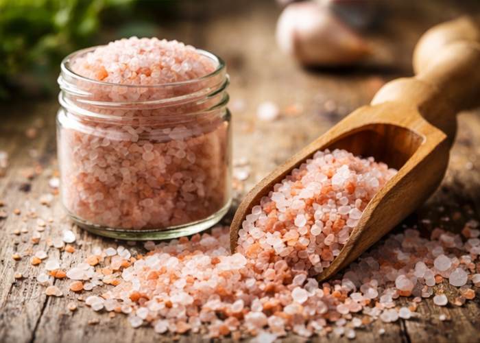 راهنمای تشخیص نمک صورتی اصل از نمونه‌های تقلبی کارنیکااستور