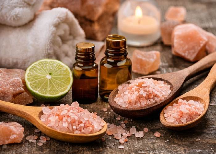 تفاوت نمک صورتی با نمک سفید؛ کدام انتخاب بهتری است؟ کارنیکااستور