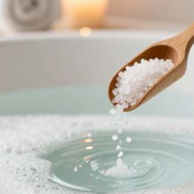  نمک حمام را چگونه استفاده کنیم؟ راهنمای مقدار مصرف، مدت استفاده و نکات مهم | کارنیکااستور